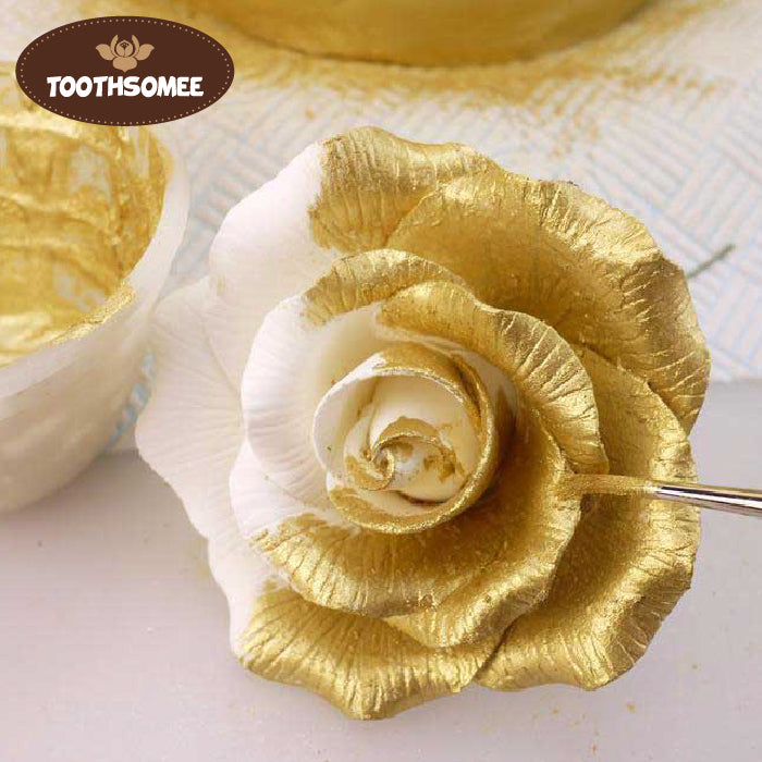 Golden edible metallic dust applied on cake – Toothsomee gold dust